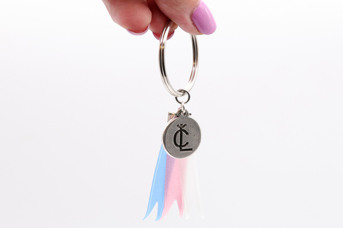 Aficion Clip vend des bijoux manade, bijoux camarguais, des objets déco et accessoires de mode en boutique à Codognan (® SAAM- fabrice CHORT)