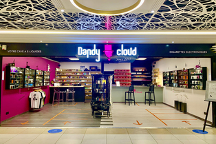 Dandy Cloud Nîmes vend des cigarettes électroniques, des e-liquides, du matériel de vapotage en centre-ville, pour le plaisir de vapoter et pour arrêter de fumer.(® dandy cloud)