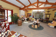 Domaine du Petit Chaumont Aigues Mortes vous accueille au caveau pour présenter ses vins bio (® NetWorld-Fabrice Chort)