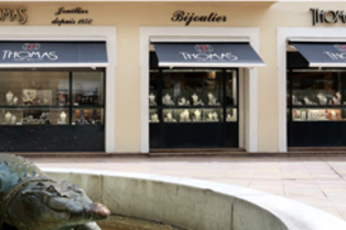 Thomas Joaillier Nîmes Bijouterie en centre-ville propose des bijoux, de la joaillerie, des montres ainsi qu'un service de création et de réparation(® SAAM-fabrice cHort)