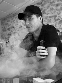 Steam Vap Nîmes, boutique de cigarettes électroniques, gérée par Baptiste Bianchin