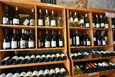 Art et Vin Nîmes caviste propose une sélection de bouteilles de vin et vous conseille pour les accords mets et vins (® networld-fabrice Chort)