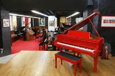 Auday Musique Nîmes est un magasin d’instruments de musique en centre-ville qui propose vente, location et réparation de pianos (® networld-fabrice chort)