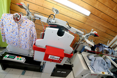 Clean Up Nîmes Pressing Ville active spécialiste du repassage de chemise pas cher grâce à des machines ingénieuses (® SAAM-fabrice Chort)