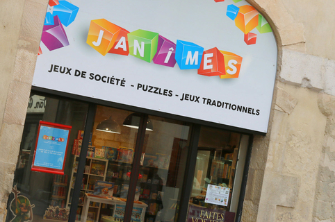 Janîmes Nîmes dédié aux jeux de société, puzzles et jeux traditionnels en centre-ville (® networld-fabrice chort)