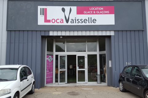 Loca Vaisselle Nîmes est un magasin de location d'articles pour vos évènements professionnels ou privés: vaisselle, déco, jeux gonflables, tables, machines à glaçons...