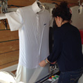 Clean Up Nîmes Pressing propose la chemise lavée et repassée à 2 euros au mois d'octobre grâce à un mannequin automatisé. Clean Up Nîmes Pressing propose la chemise lavée et repassée à 2 euros au mois d'octobre grâce à un mannequin automatisé.