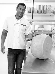 Aux Pâtes Fraîches Nîmes Epicerie italienne en centre-ville qui fabrique aussi des pâtes fraîches maison est présentée par son gérant Stéphane Trenel.(® SAAM-Fabrice Chort)