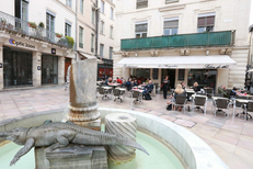  Le restaurant Le Mogador Nîmes vous reçoit en terrasse en centre-ville sur la Place du Marché (® networld-fabrice chort)